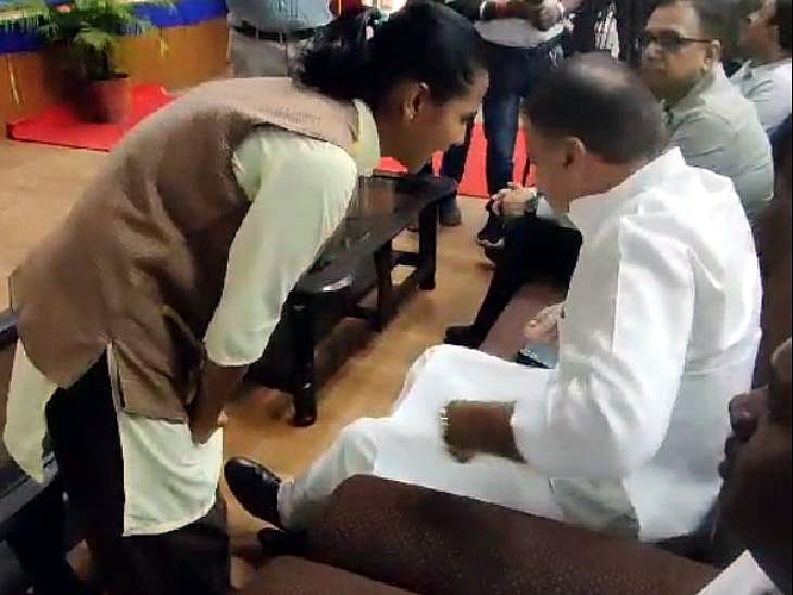 Student whispers in minister’s ear
